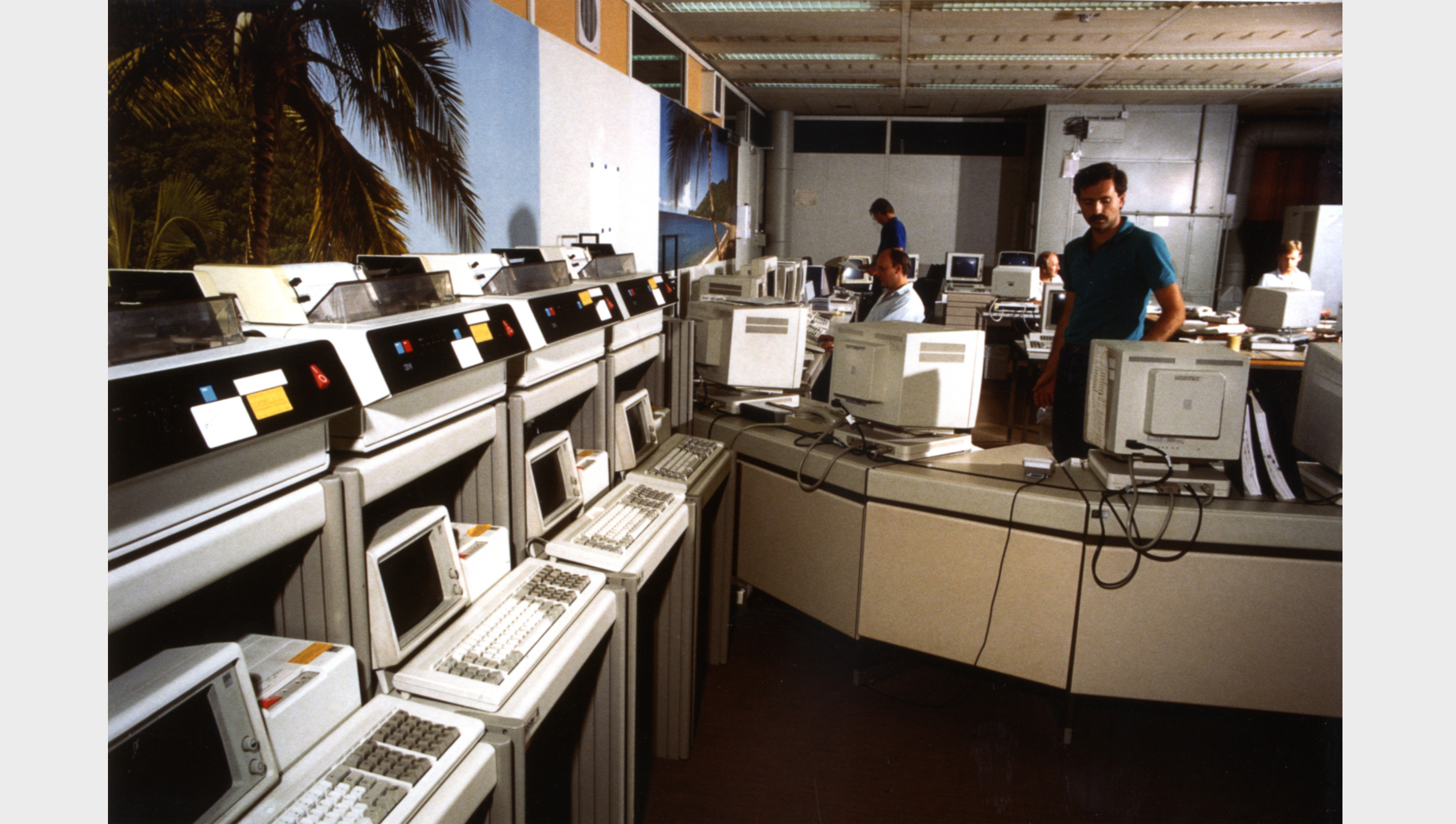 Der Installation des ersten PCs in der Münchner Zentrale 1983 folgte die Anbindung der Zweigstellen. Rund 35.000 Kunden des Vereinsbank-Konzerns wickelten 1995 ihre Bankgeschäfte am heimischen PC ab.