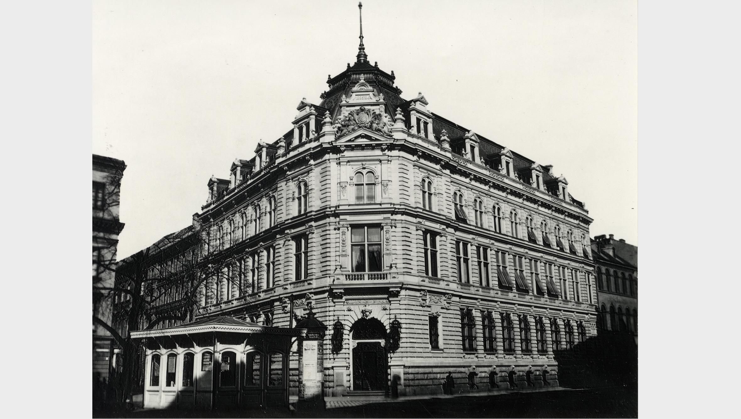 Die Raumnot in der Prannerstraße 5 bewog die Bayerische Vereinsbank, 1872 in das Castellhaus am Promenadeplatz umzuziehen. Am 18. Oktober 1886 bezog die Bayerische Vereinsbank ihren repräsentativen Neubau in der Promenadestraße 14.